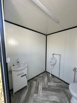 SANITÄRCONTAINER 2,00 x 2,00 M MIT TOILETTE UND URINAR